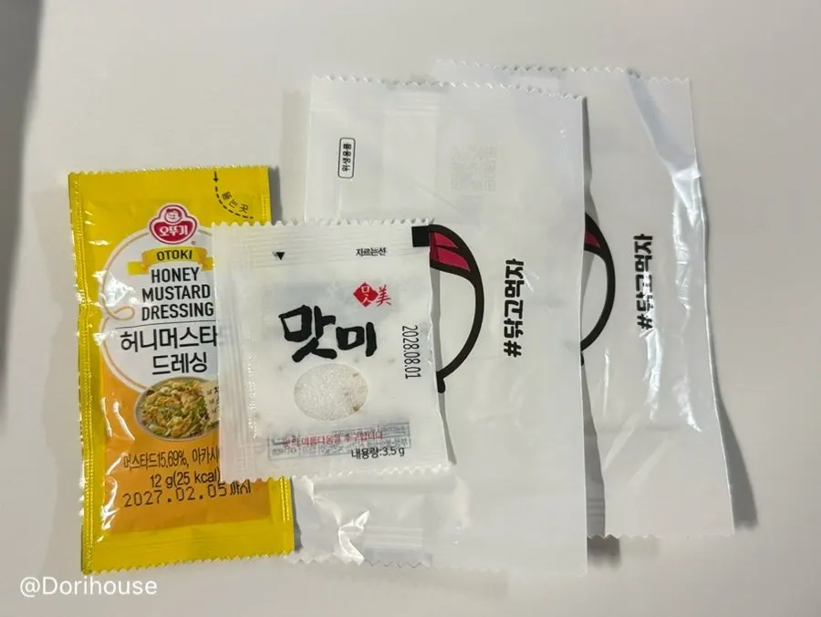 치킨 포장에 꽂힌 소스 구성
