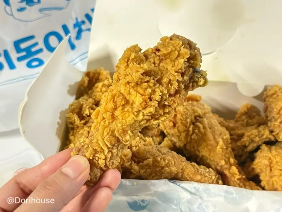 포장 상자를 연 크리스피 치킨