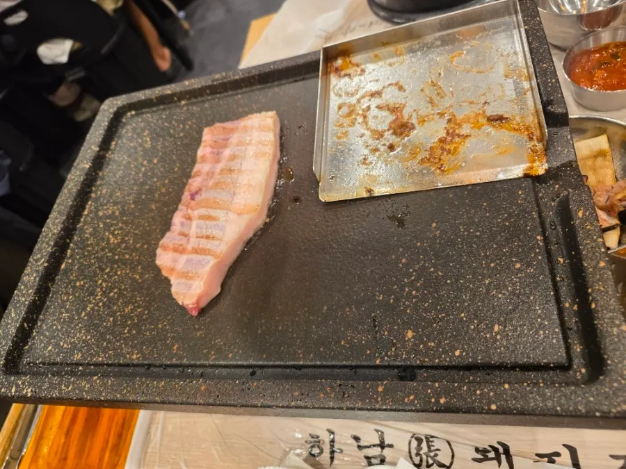 두툼한 숙성오겹살 불판 구이