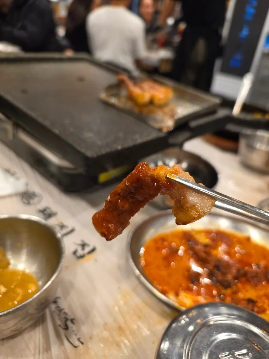멜젓과 함께 차려진 숙성오겹살