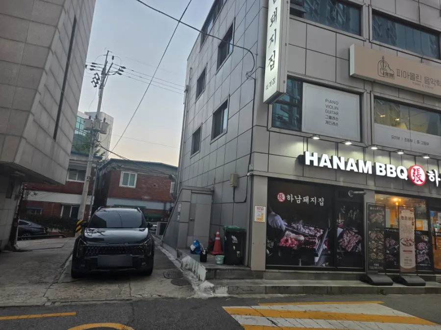 차 2대만 들어가는 가게 옆 주차 공간