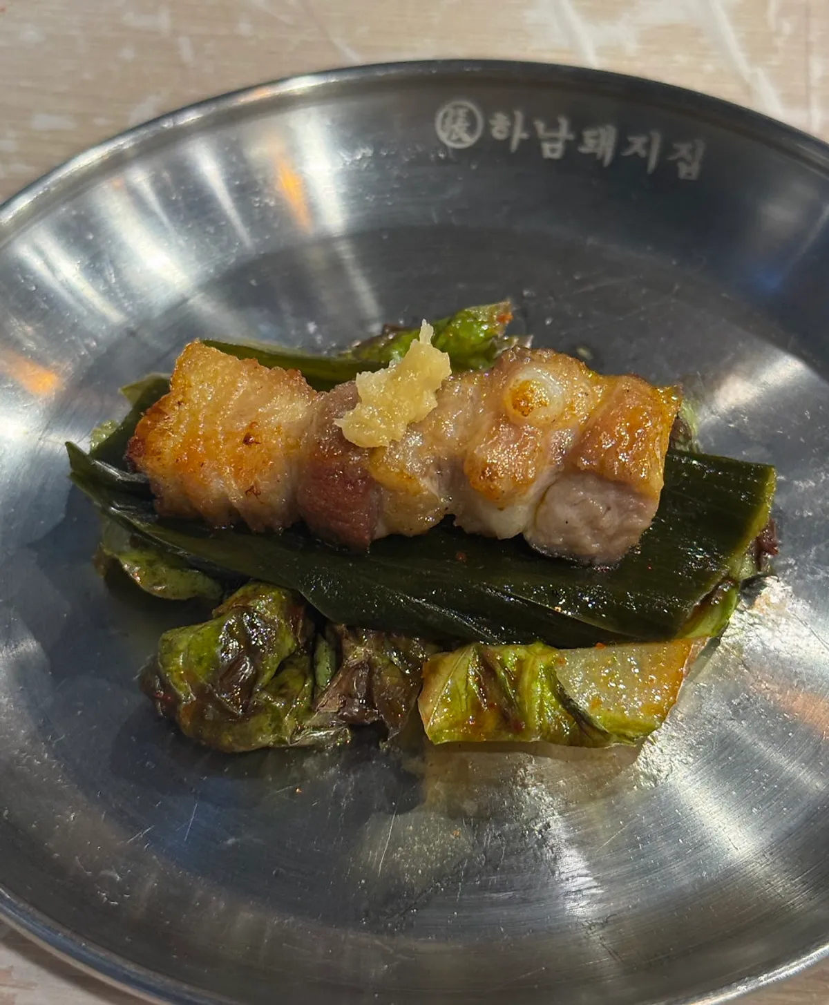 멜젓에 찍은 삼겹살 한 점