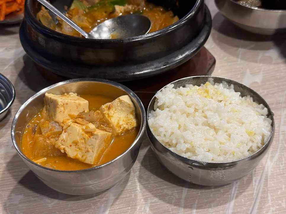 된장찌개와 함께 놓인 상차림