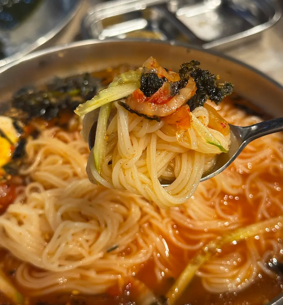 김가루와 김치를 올린 김치말이국수