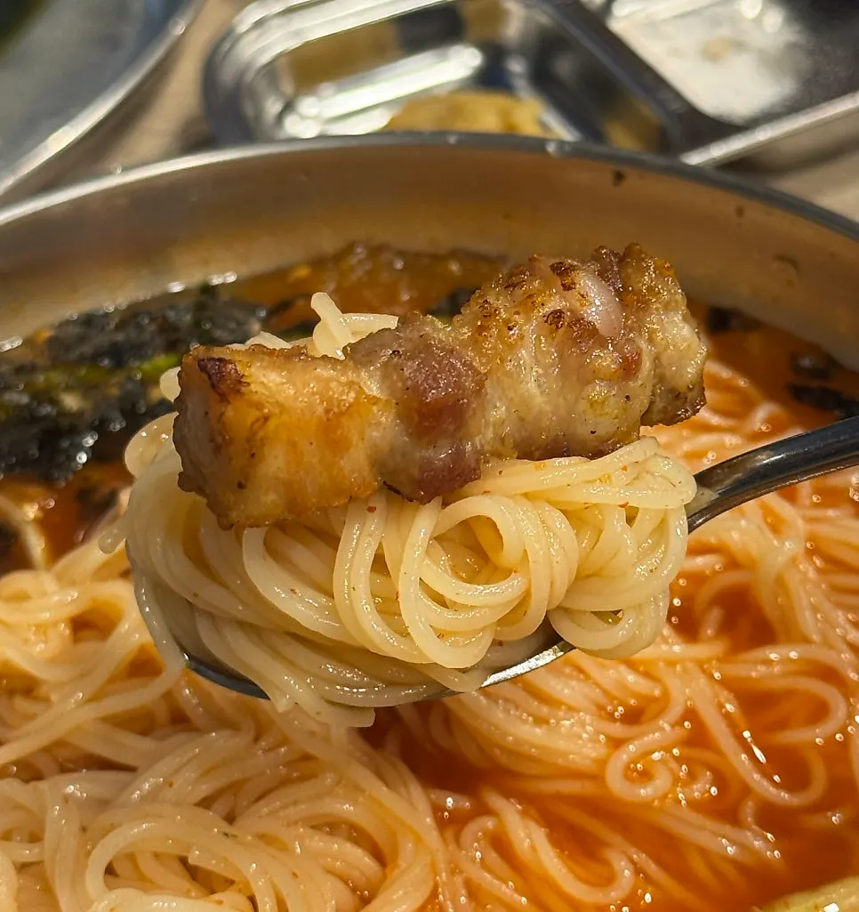 김치말이국수와 구운 고기 한 점