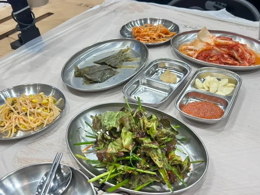 하남돼지집 석계점 매장 내부 테이블