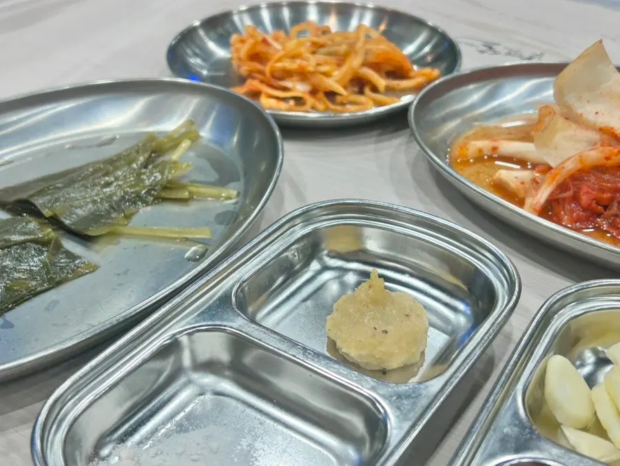하남돼지집 석계점 생삼겹살과 생갈비 생고기 접시
