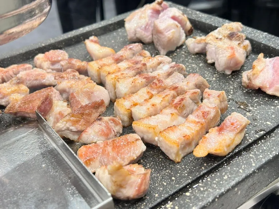 숯불 초벌된 삼겹살과 특목살