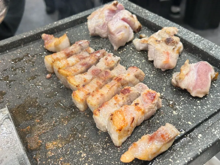 불판에 열 맞춰 구워지는 돼지고기