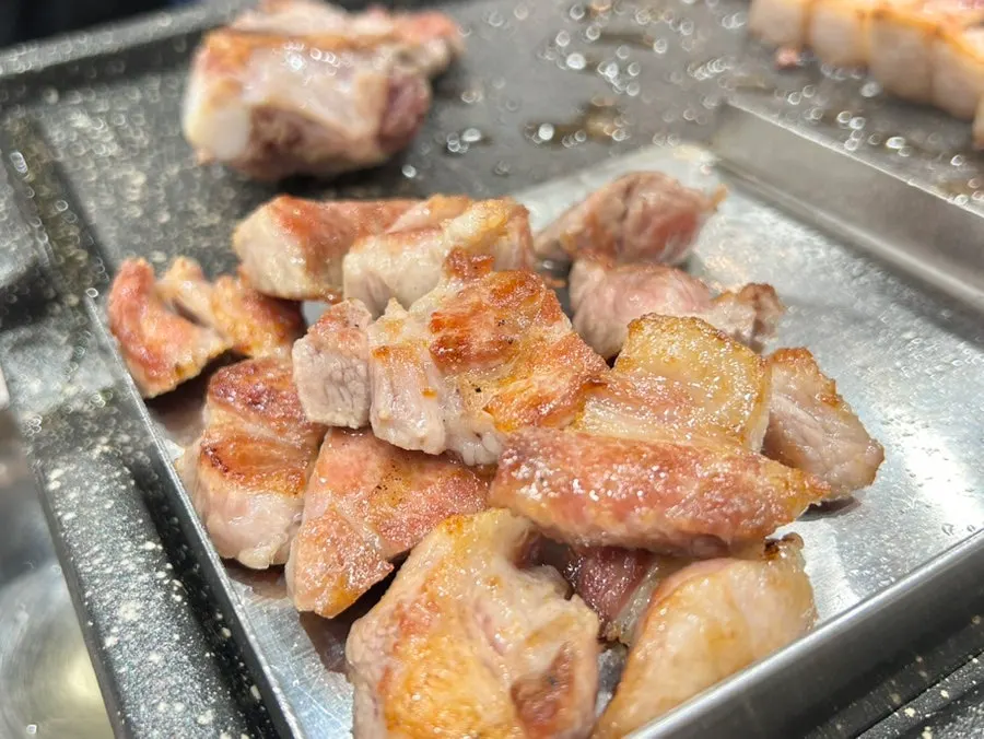 먹기 좋게 잘린 생갈비 구이