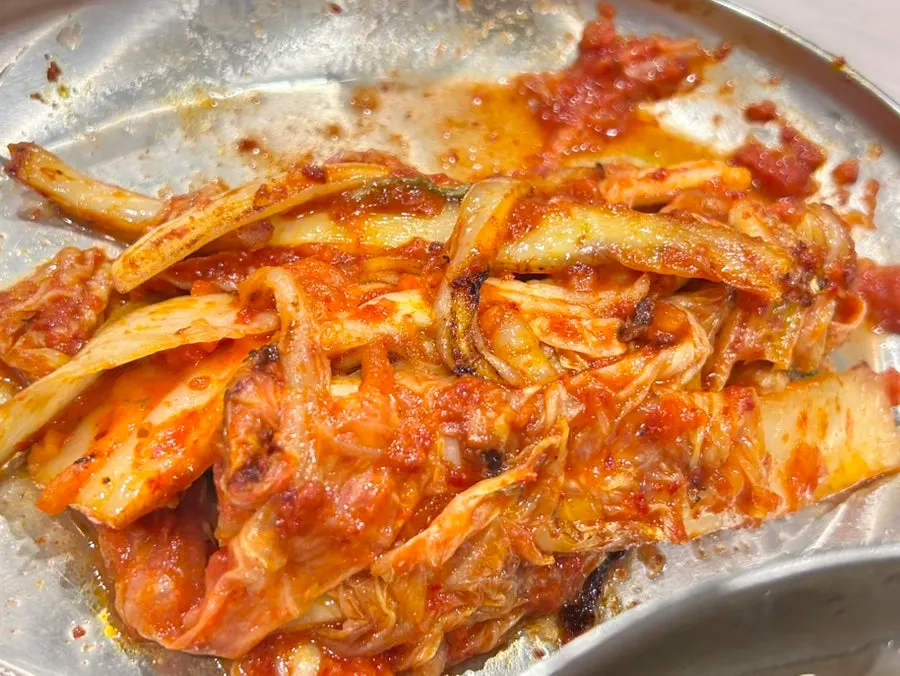 불판 아래에서 구워지는 구운 김치