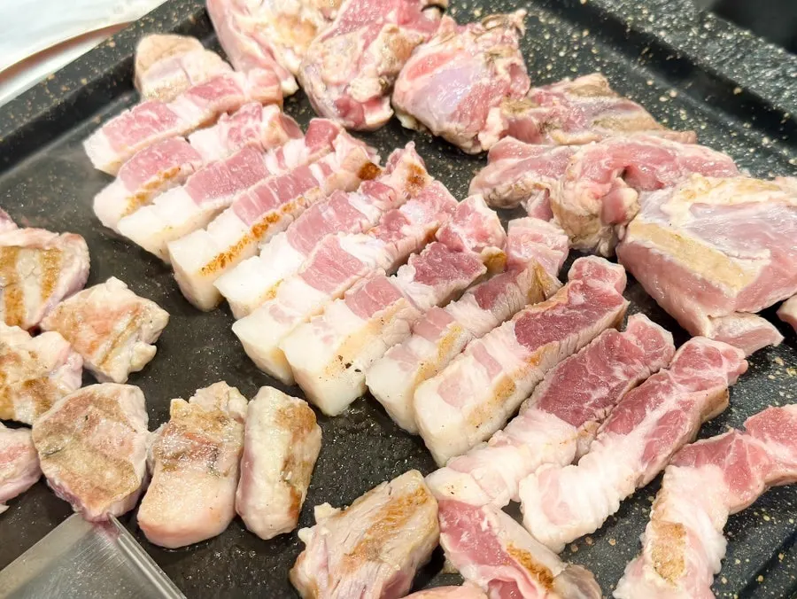 부위별로 담긴 모둠 고기 접시