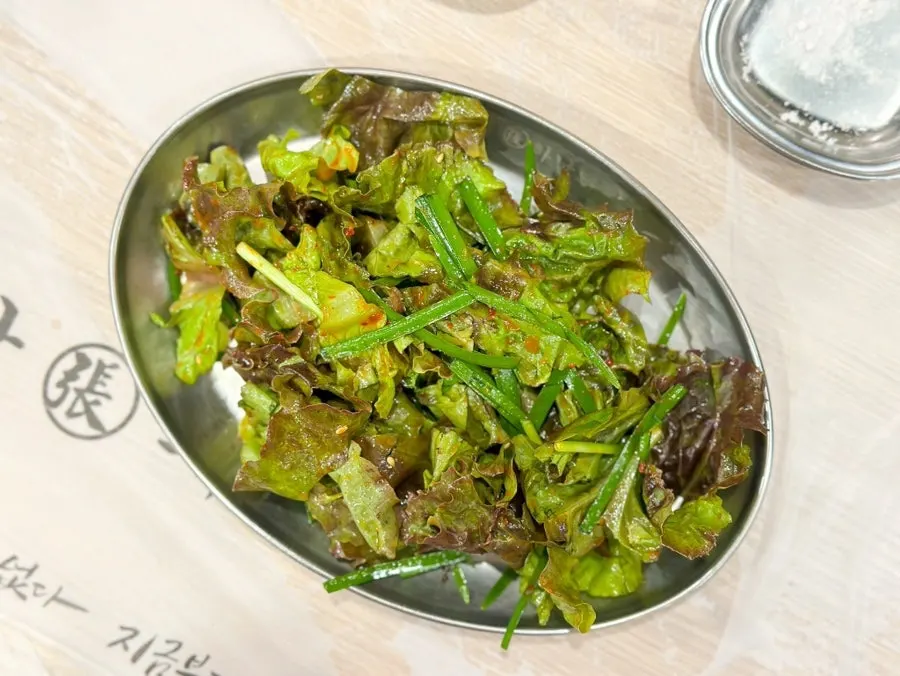 고기와 함께 차려진 밑반찬 한 상