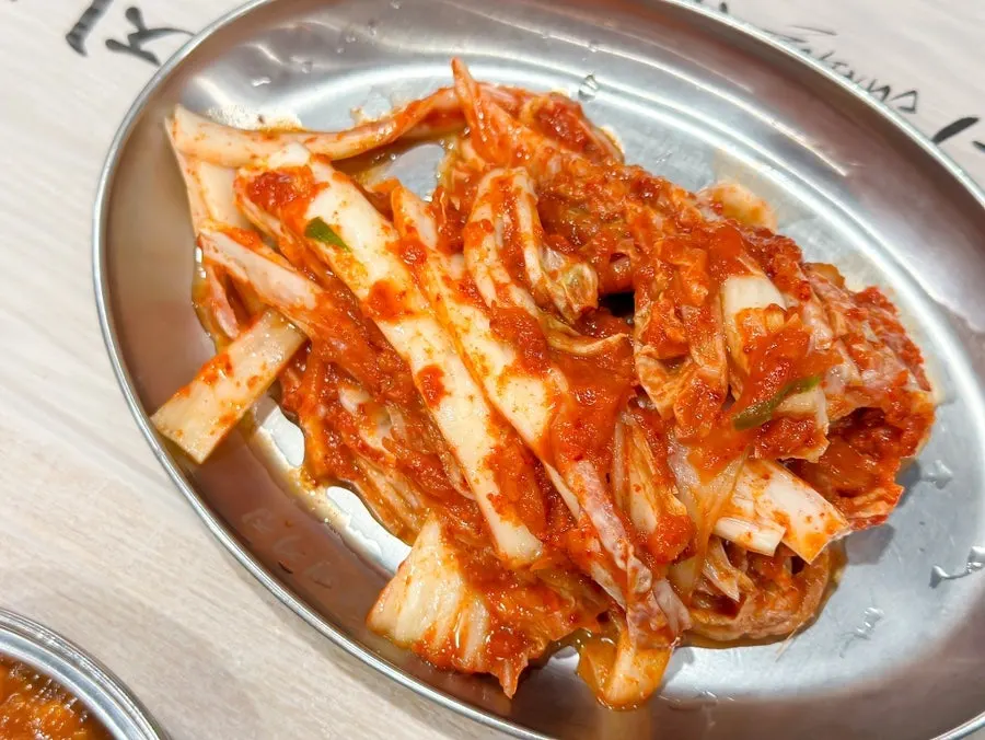 새콤하게 익은 김치 반찬