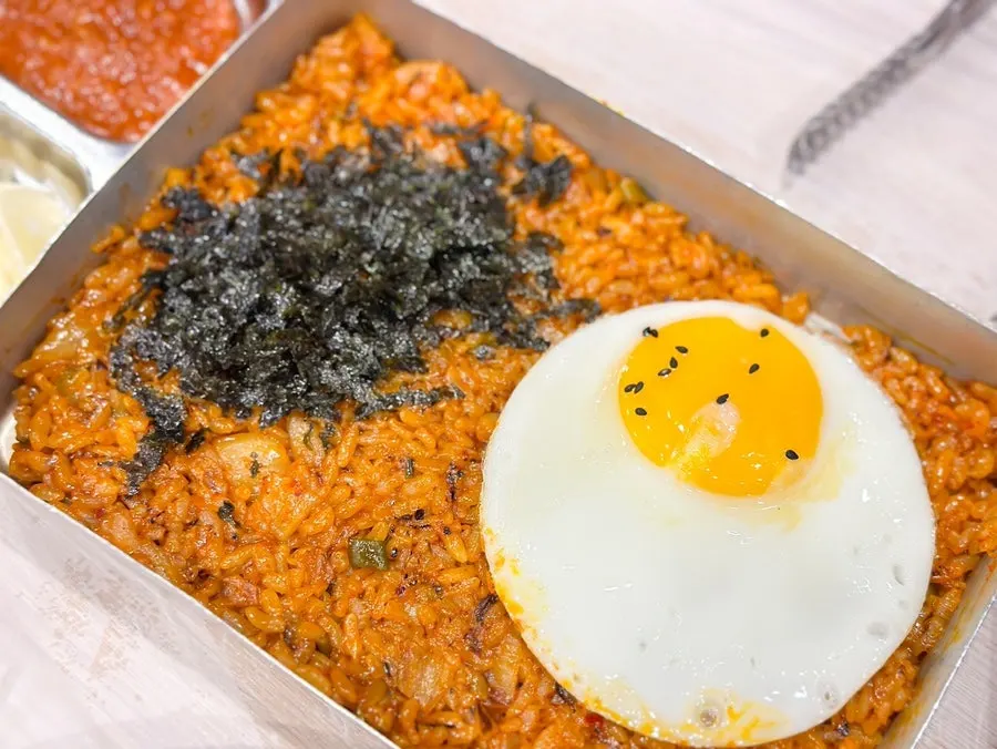 고기 후 마무리 식사 김치볶음밥과 잔치국수