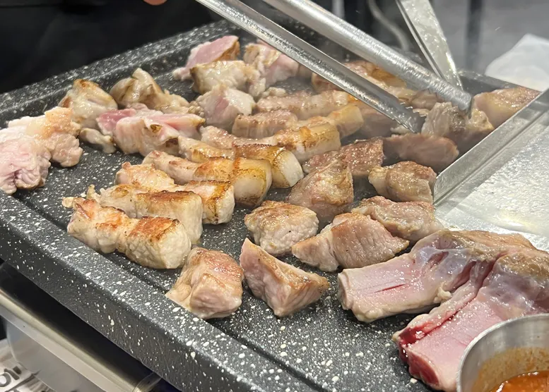 하남돼지집 석계점 고기 구이 장면