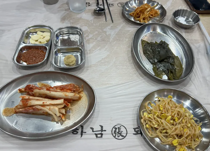 예약석에 미리 차려진 밑반찬 상차림
