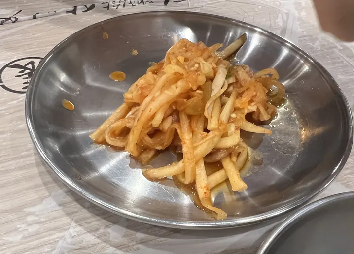 정갈하게 담긴 반찬 그릇