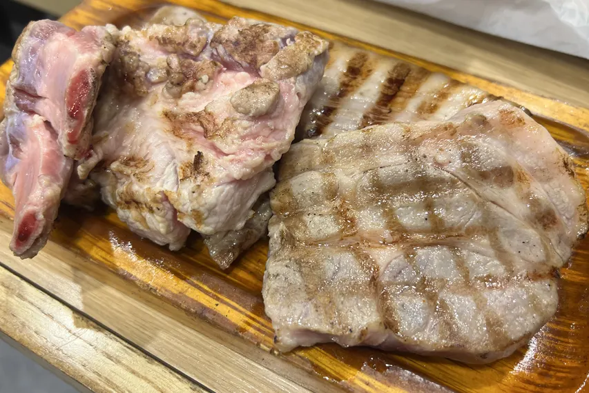 초벌된 두툼한 모듬한판 고기 접시
