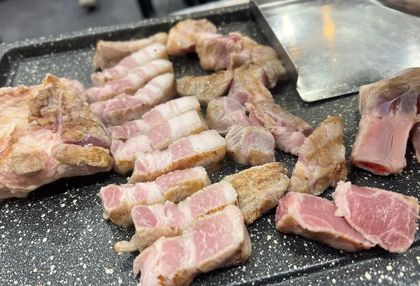 불판에 올려진 초벌 삼겹살