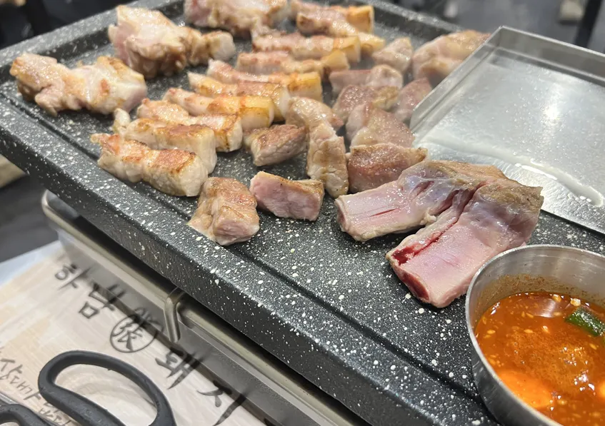 불판에서 익어가는 두툼한 고기