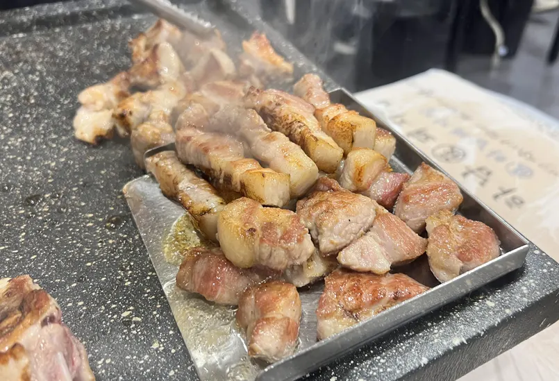 노릇하게 구워진 삼겹살과 특목살