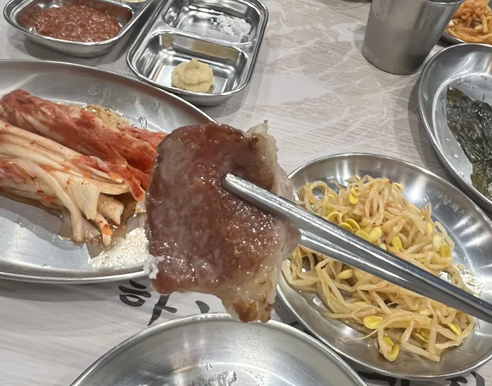 다 구워진 고기 한 점