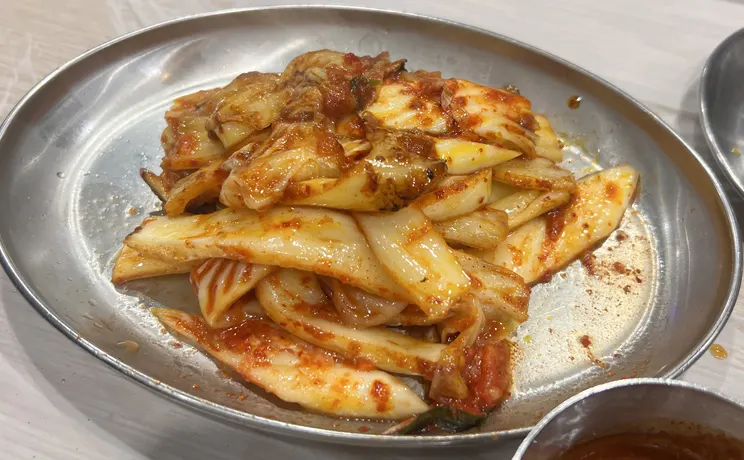 불판 위에서 구워지는 김치