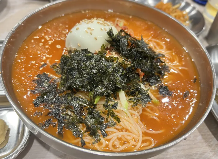 사이드로 주문한 김치말이국수