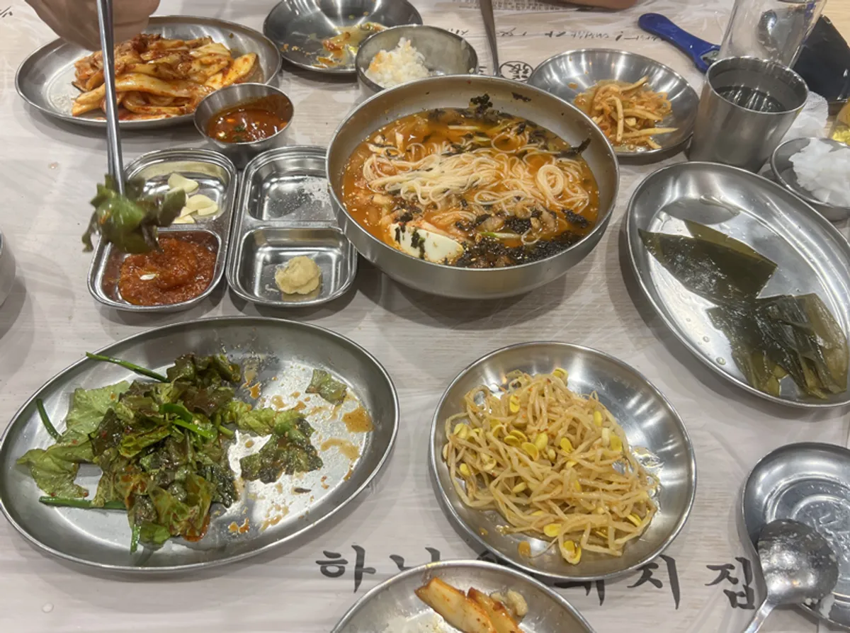구워진 고기와 밑반찬이 어우러진 상차림