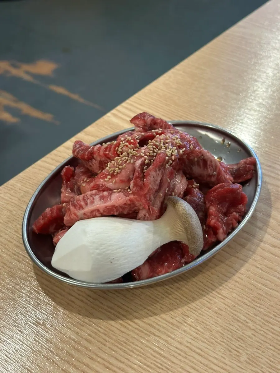 Self-serve bar where you can grab extra side dishes