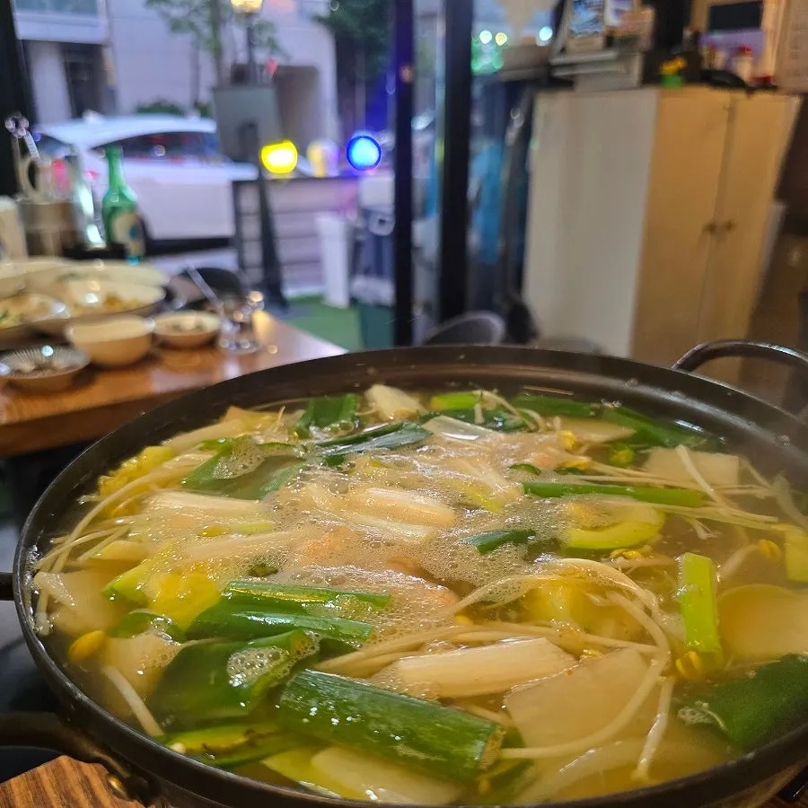 명란젓찌개 국물과 밑반찬