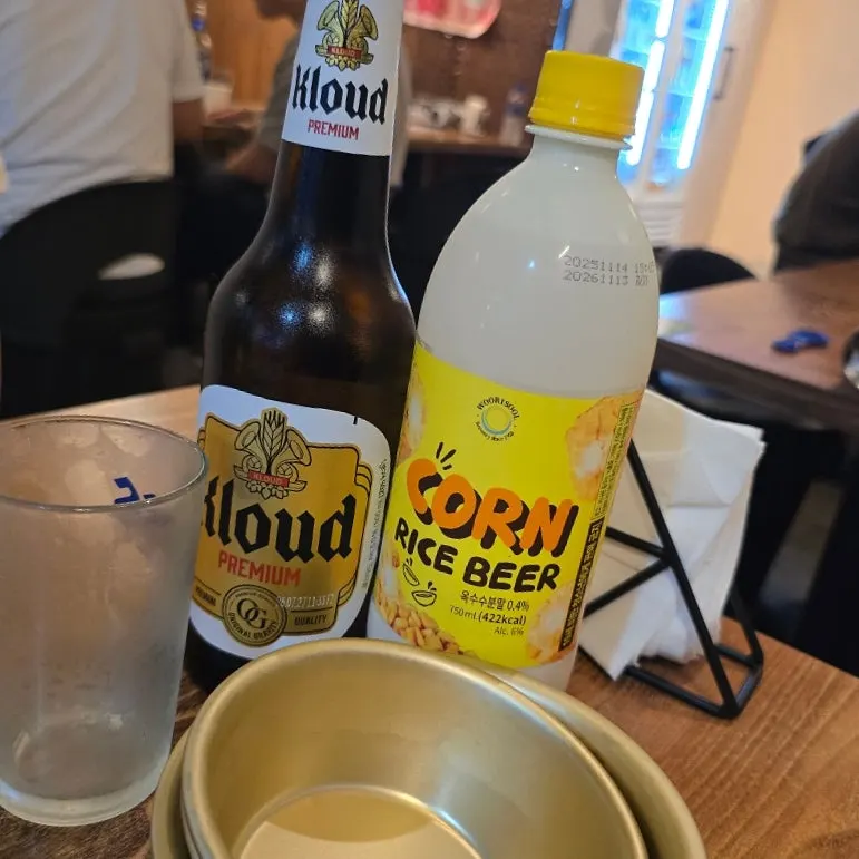 옥수수막걸리 한 잔과 한식 안주