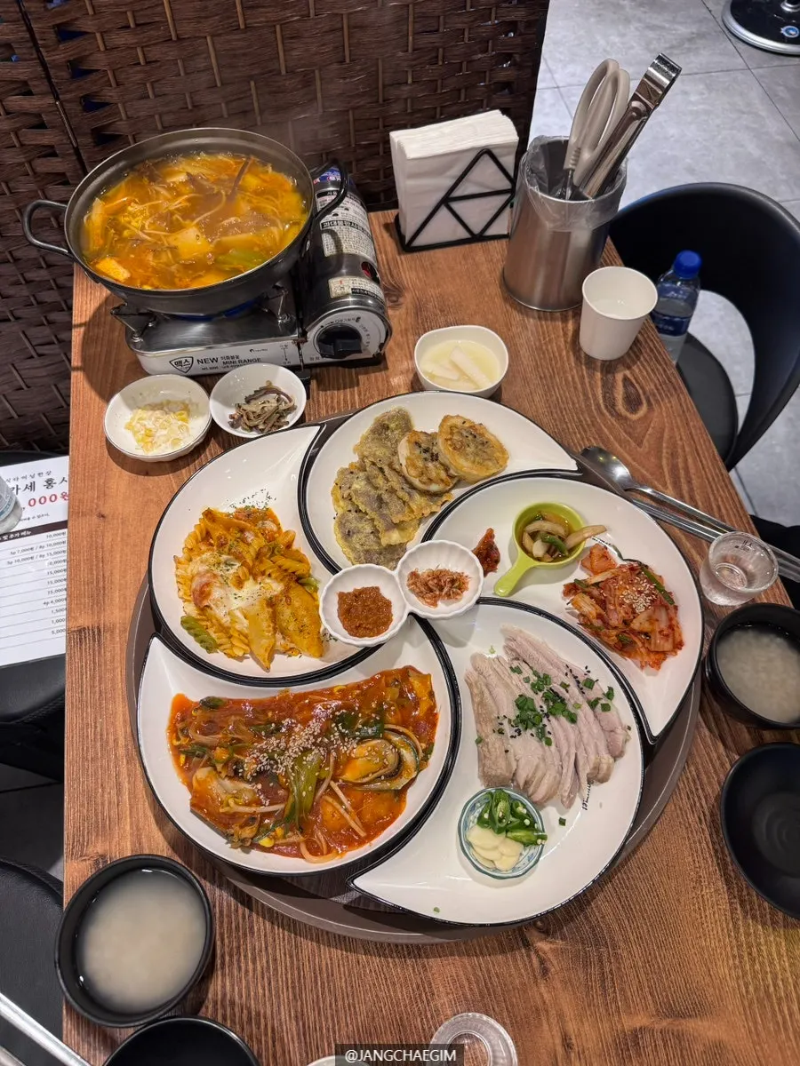Main anju served on flower-shaped plates