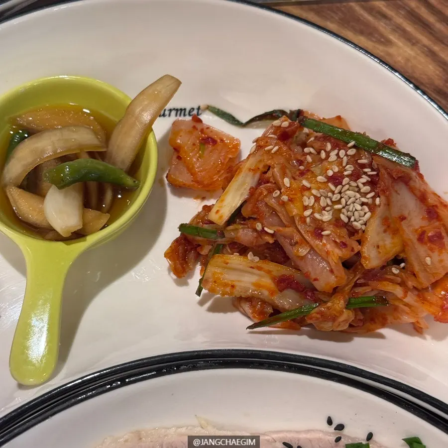 A plate of boiled gabrisal pork with geotjeori