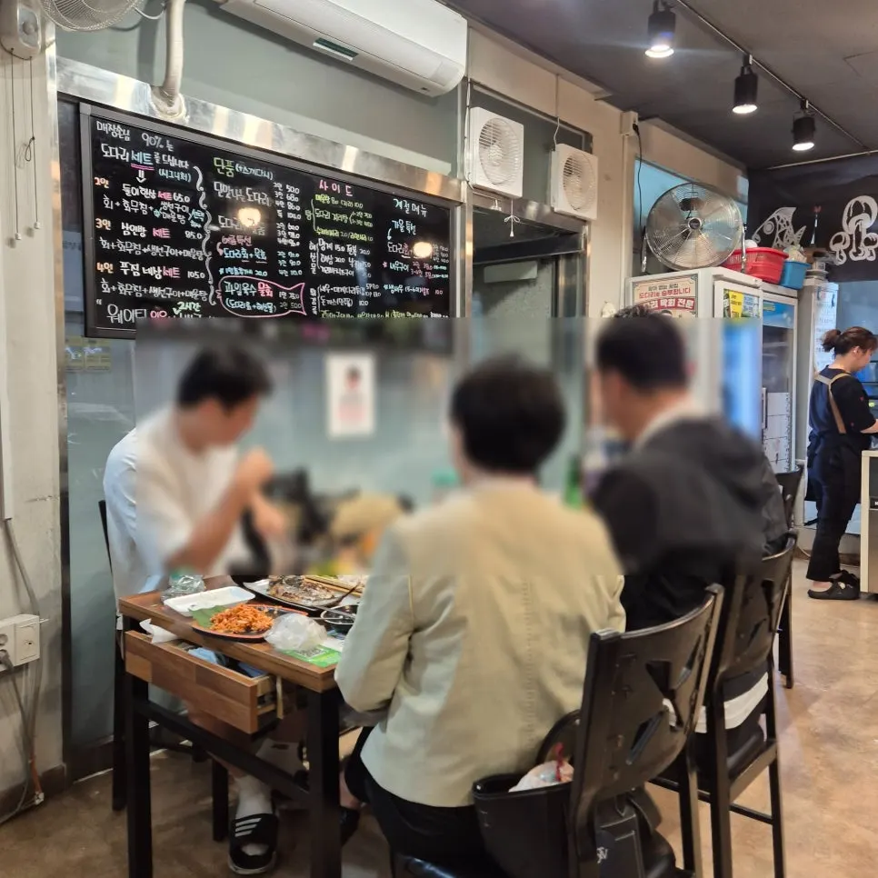 강남시장 근처 맛집골목 저녁 풍경