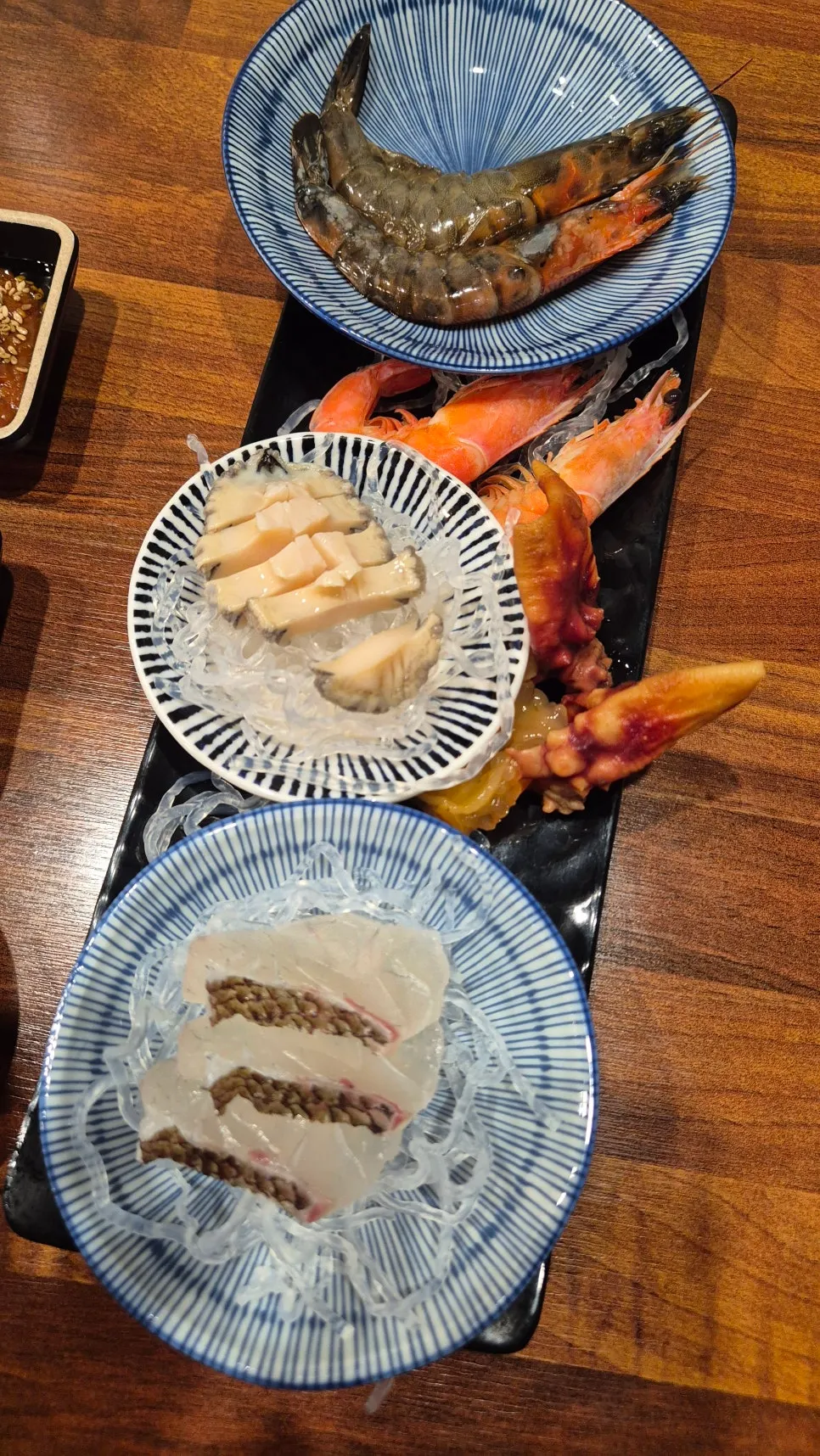 다양하게 차려진 횟집 기본찬 한상