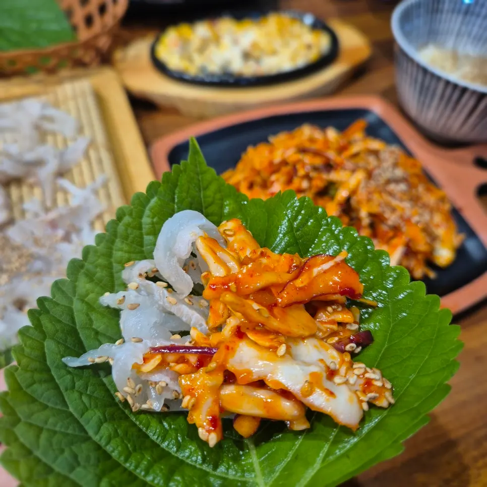깻잎에 올린 도다리회와 회무침