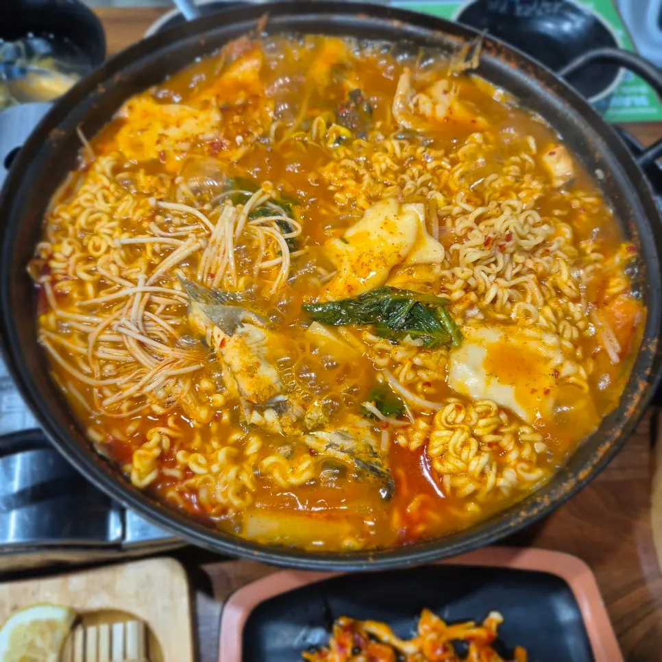 수제비와 라면사리가 들어간 도다리 매운탕