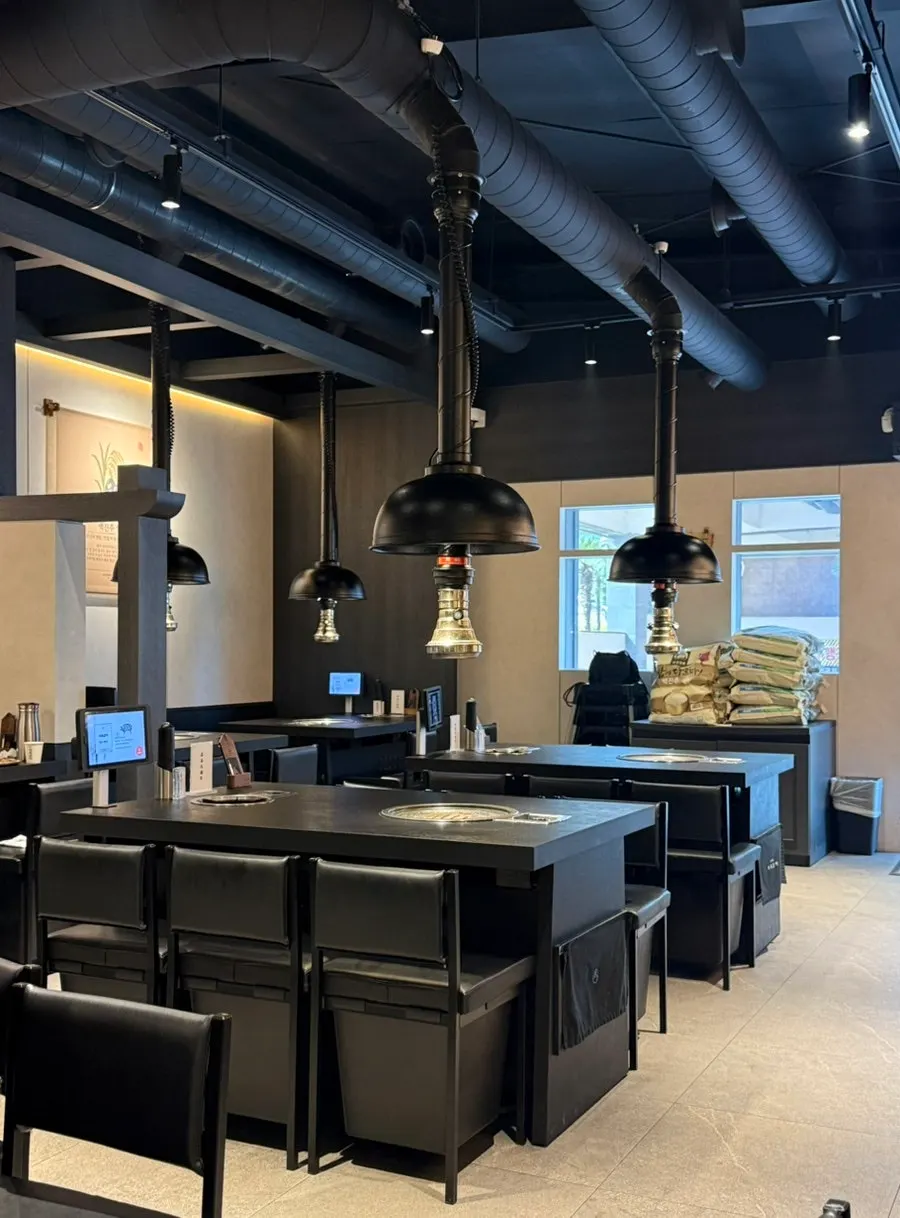 Black-toned modern interior of Seokok Galbi