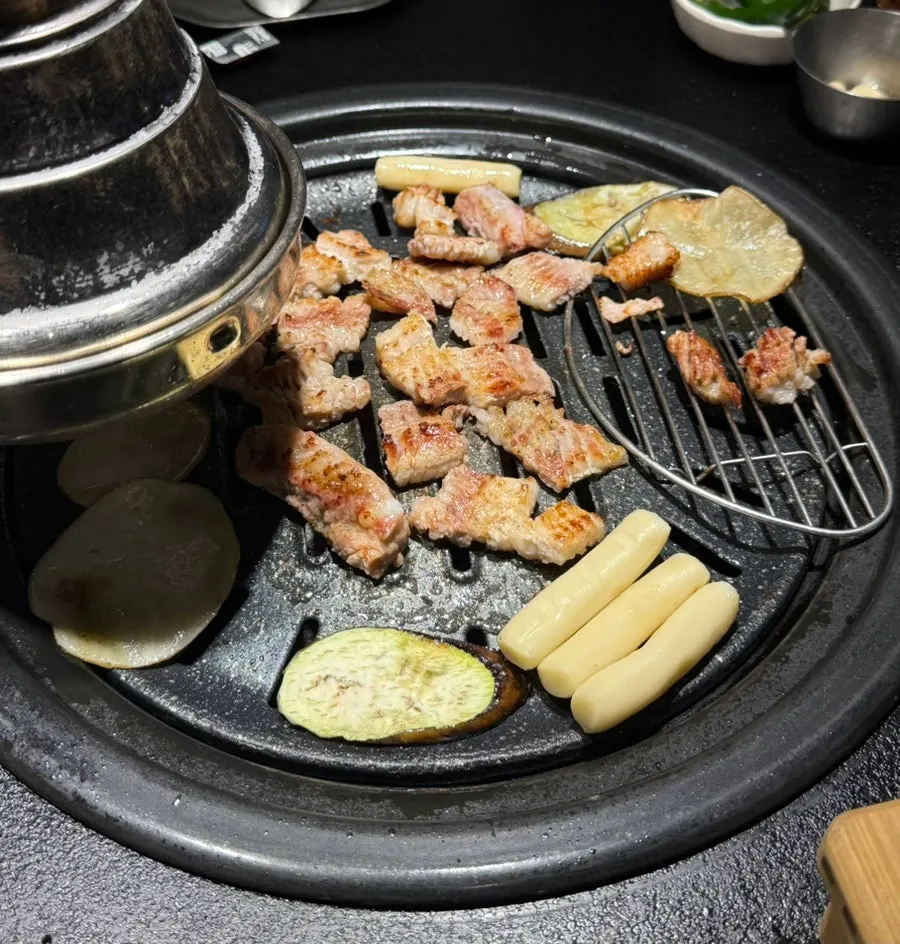 Grilled ribs cut into bite-sized pieces
