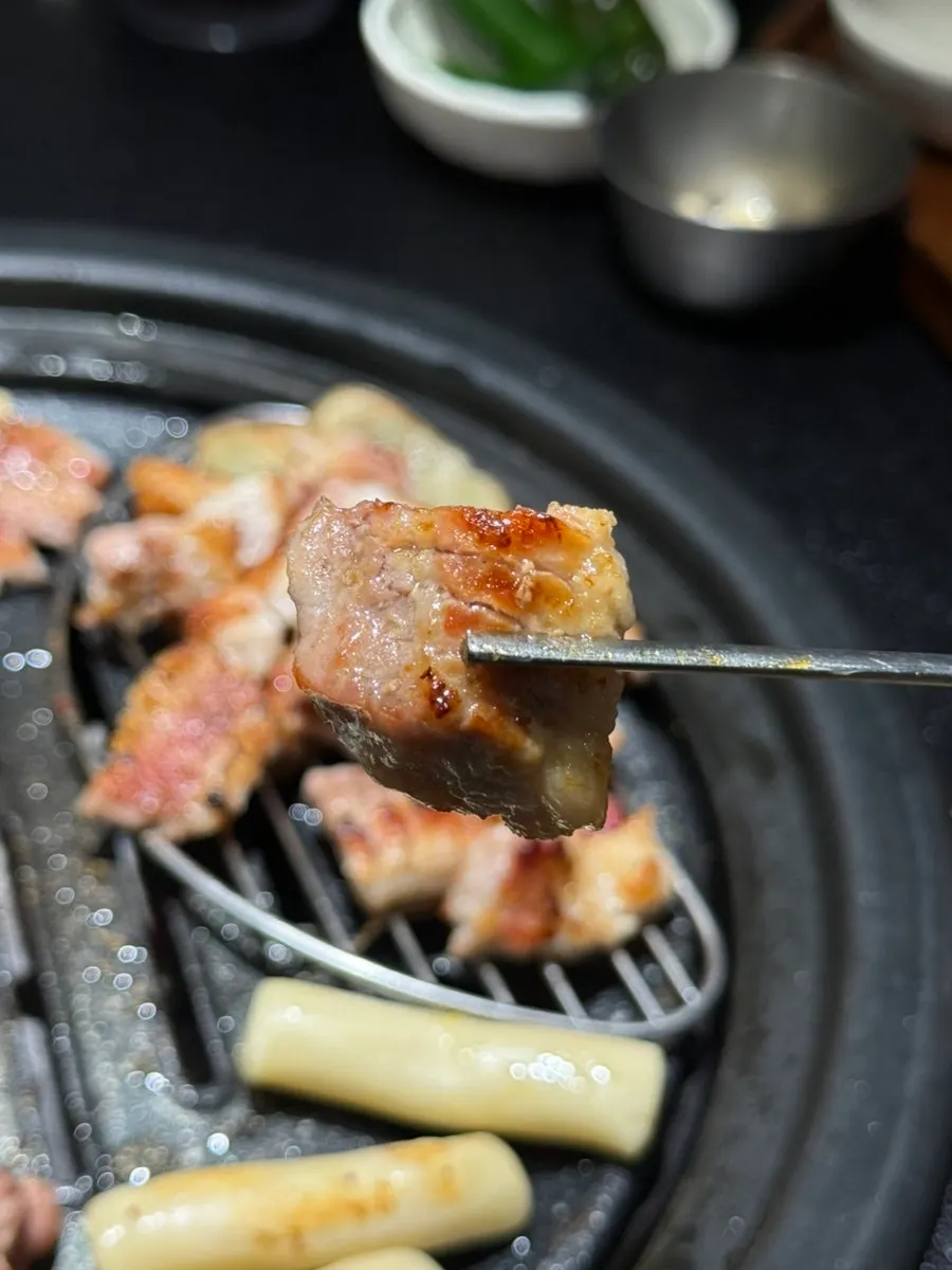 Grill with meat, eggplant, and rice cake cooking together
