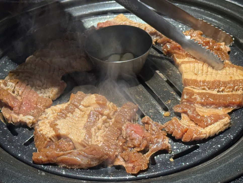 불판에 올린 양념 돼지갈비