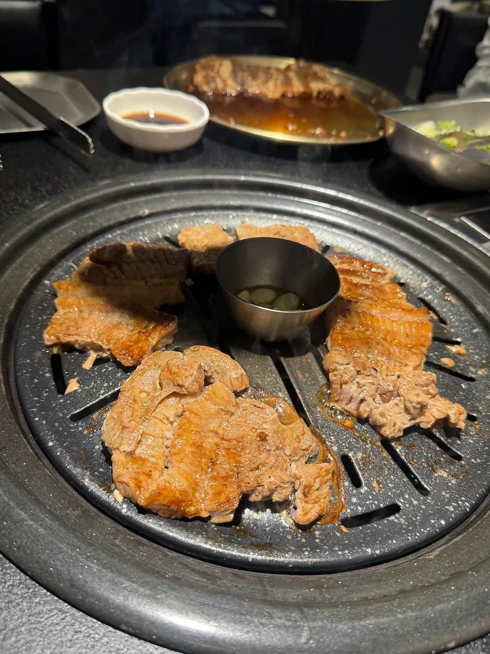 돼지갈비를 굽는 모습