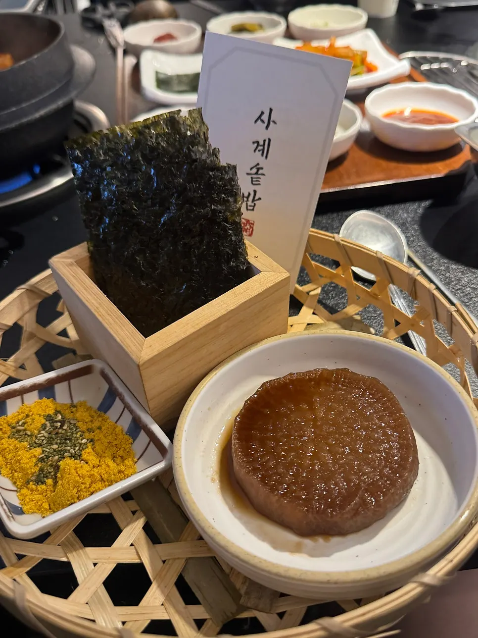 솥밥을 덜어낸 그릇