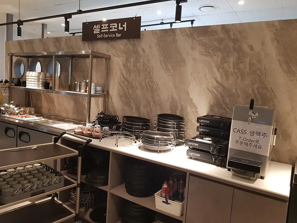 식사 준비된 테이블과 매장 인테리어