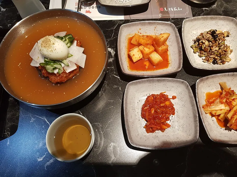 인원수에 맞게 차려진 기본 상차림