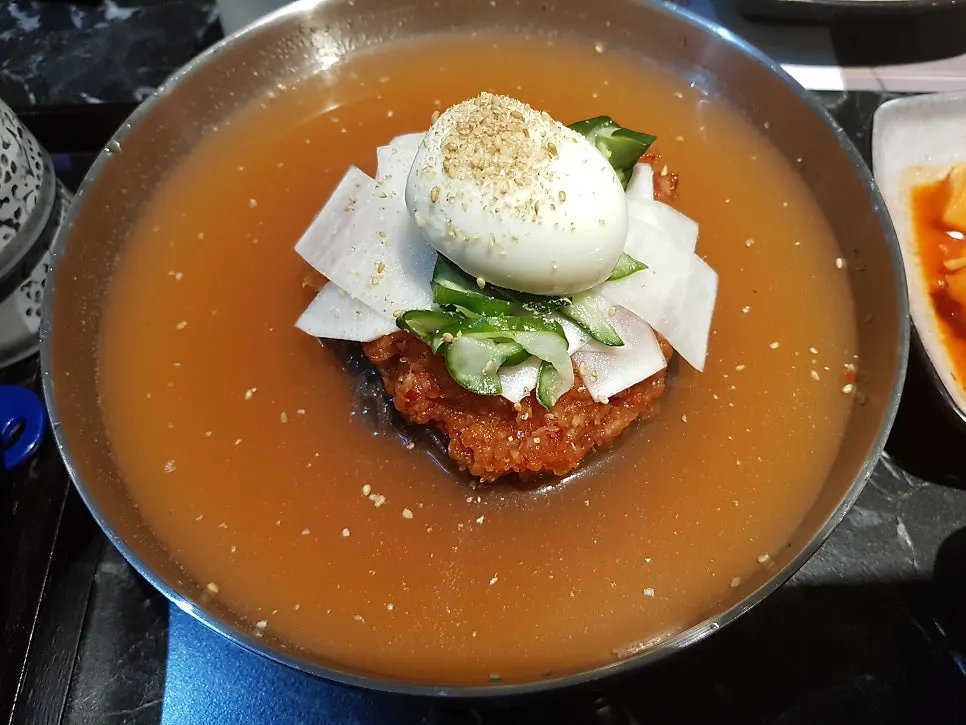 정갈하게 담긴 밑반찬 접시들