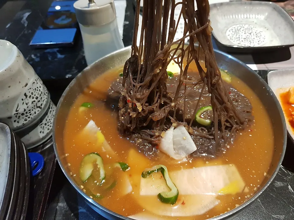 기본 반찬이 깔린 식사 테이블