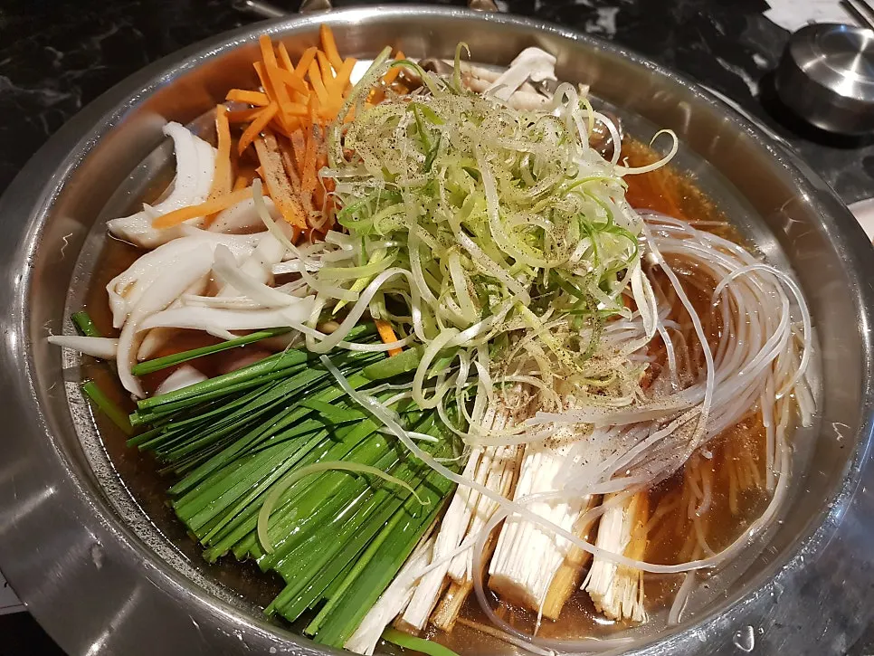불판이 놓인 테이블 세팅